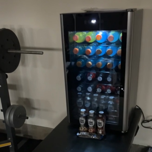 Frigidaire wine cooler/ fridge - Picture 2 of 2